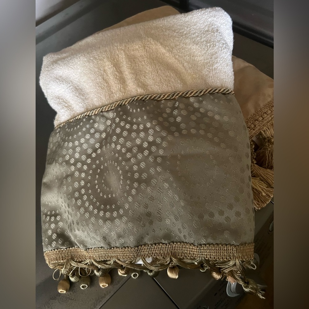 🥰❤️🥰Elegant Cream and Gold Decorative  towels - Picture 4 of 6